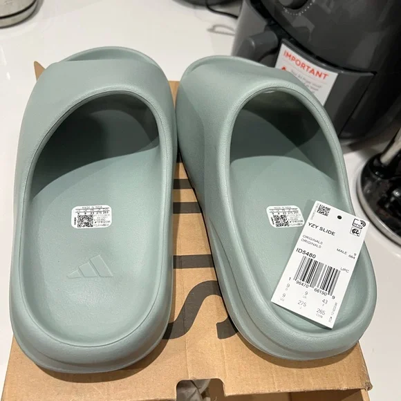 Yeezy Slides ‘Salt’ | Men’s | Salt | Size 9
Dead stock - Picture 6 of 8